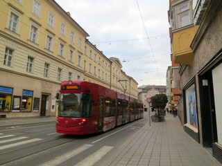 Fototapeta na wymiar インスブルック旧市街の街並み　トラム（オーストリア・チロル）