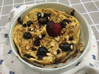 Blueberry egg pudding and traditional Thai desserts.