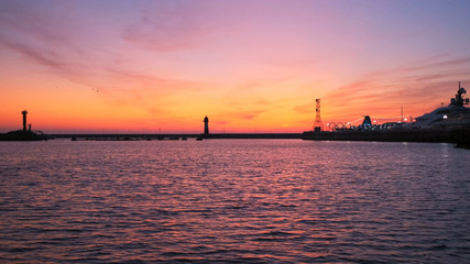 Fototapeta na wymiar bright and Colorful sunset on the sea.