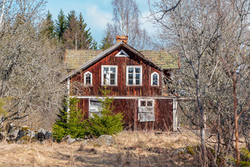 Obraz premium Abandoned and overgrown house on the Swedish countryside