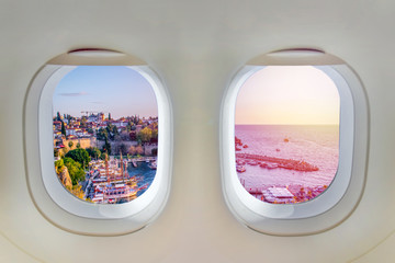 Fototapeta premium Miasto Antalya widziane z okna samolotu - Antalya, Turcja