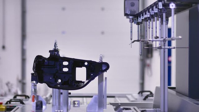 Professional 3D Measuring Machine, Fully-Automatic Tool Changing, CNC Measurement for Plastic Moldings, Inspection of Housing for Headlamp in Automotive Factory