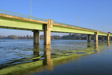 Pont entre Jargeau (45150) et Saint-Denis-de-l'Hôtel (45550), département du Loiret en région Centre-Val-de-Loire, France