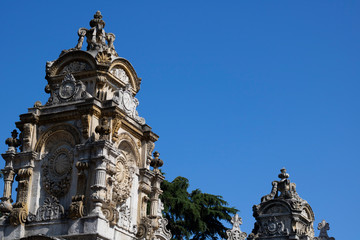 Obraz premium One of the gates of Dolma Bache Palace, Istanbul, Turkey