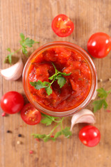 tomato sauce with garlic and herbs