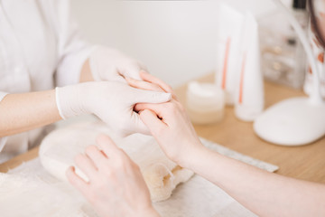 Obraz na płótnie Canvas woman in spa salon doing hands massage 