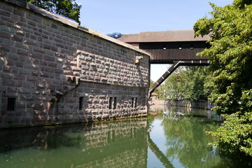 Fototapeta na wymiar Stadtmauer Nürnberg und Pegnitz mit Brücke Insel Schütt
