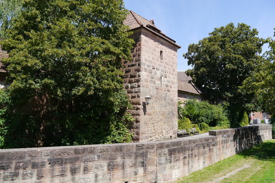 Stadtmauer mit Turm, Weg und Wiese Nürnberg