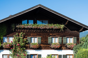 Hausgiebel mit Blumenschmuck in Oberstdorf