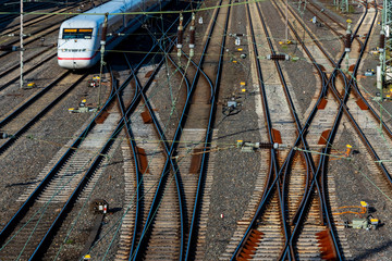 Gleise Schienen ICE Schnellzug Express Fernrverkehr Transport Technologie Stahl Schienen Schwellen...