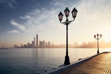 Afwasbaar Fotobehang Abu Dhabi Stadsgezicht Abu Dhabi bij zonsopgang