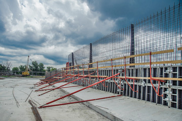 Panel formwork on the construction of retaining walls