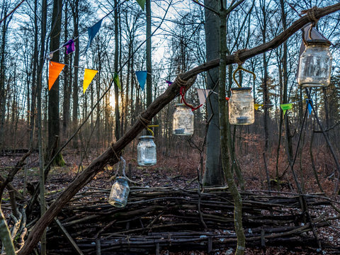 Bastelarbeiten im Waldkindergarten
