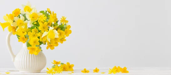 Gordijnen Stilleven met gele lentebloemen in kan © Maya Kruchancova