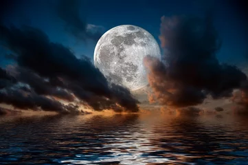 Papier Peint photo autocollant Chambre à coucher Scénique avec la pleine lune sur la mer la nuit..