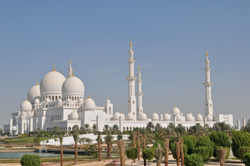 Fototapeta na wymiar Sheikh Zayed Grand Mosque in Abu Dhabi, the capital city of United Arab Emirates