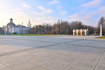 Naklejka premium Warsaw, Poland - January 2020. Elegant white colonnade with eternal flame on the tomb of the unknown soldier. Monument in honor of Second World War. View from the Pilsudski Square. 