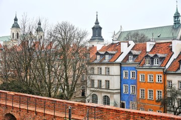 Obraz premium Warsaw, Poland - January 2020. Beautiful multi-colored houses in the old town in Warsaw. The central streets of the historic center of Warsaw. The main tourist attraction of Warsaw. Cityscape 