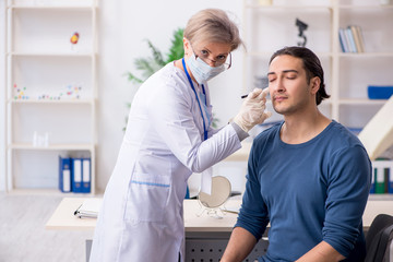 Obraz premium Young patient visiting doctor in hospital