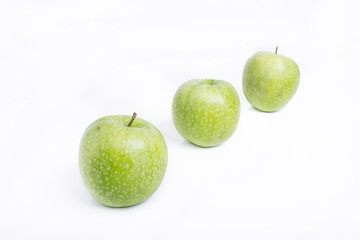 manzanas verdes sobre fondo blanco
