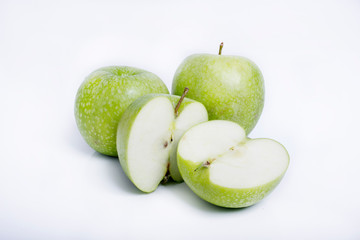 manzanas verdes sobre fondo blanco