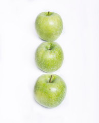 manzanas verdes sobre fondo blanco