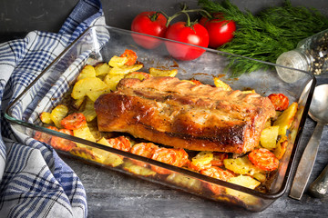 Fried marinated ribs with vegetables.