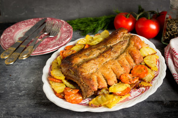 Fried marinated ribs with vegetables.