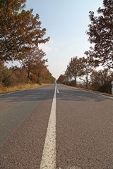 Fototapeta premium Lange Straße gerade aus in der Mitter Road