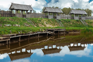 Obraz premium Old vintage timber buildings in the village with lake in foreground