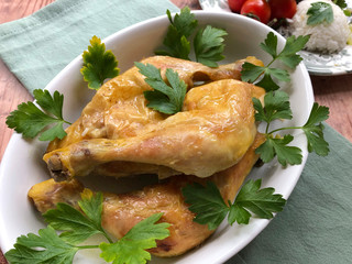 Crispy roast chicken with parsley and sauce. 