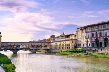 Obraz premium A view along the Arno River towards the Ponte Vecchio in Florence, Italy.