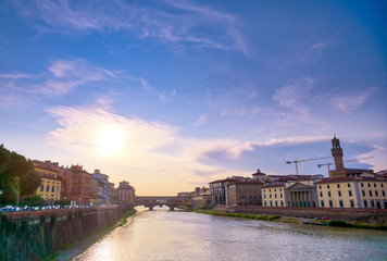 Obraz premium A view along the Arno River towards the Ponte Vecchio in Florence, Italy.