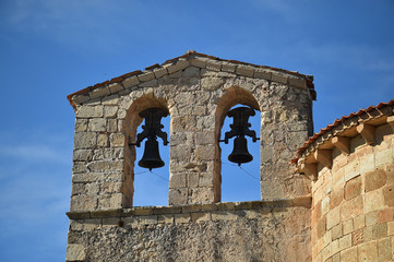 torre de iglesia con campanas