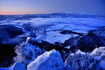 Fototapeta na wymiar Zimowy wschód słońca na Okrąglicy. W tle Tatry.
