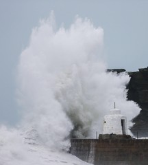 Temp&ecirc;te sur une digue en Bretagne