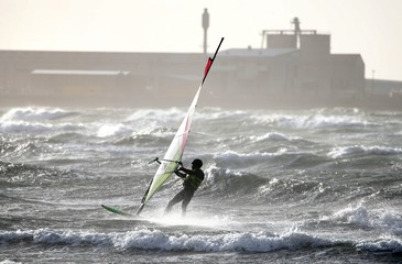 Véliplanchiste lors d'une tempête