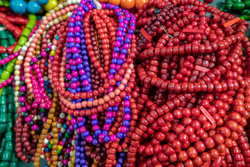 Fototapeta premium Collane, collanine, merceria, mercatini, ambulanti, bigiotteria colorata ed allegra