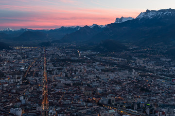 Grenoble au crépuscule vu de la Bastille