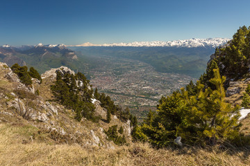 Fototapeta na wymiar Panorama sur Grenoble et la chaîne de belledonne