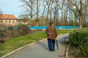 Fototapeta na wymiar Parques con gente mayor paseando en invierno.