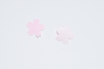 Fototapeta na wymiar 白地に桜の花びらのペーパークラフト01