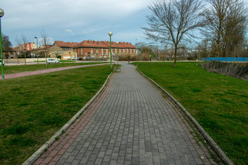 Parques con gente mayor paseando en invierno.