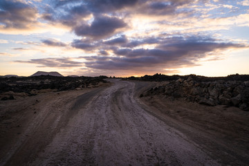 camino al atardecer