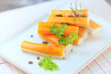 bâtonnet de surimi, grains de poivre et persil