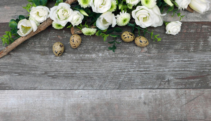 Blumen mit Wachteleiern
