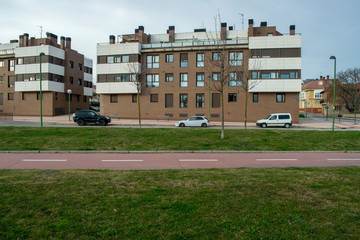 Parques con gente mayor paseando en invierno.