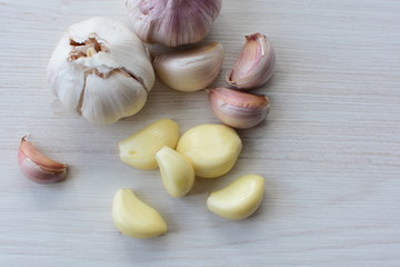 Allium sativum: Fresh, whole and sliced garlic
