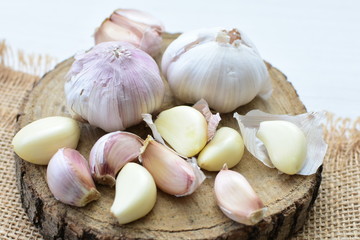 Allium sativum: Fresh, whole and sliced garlic