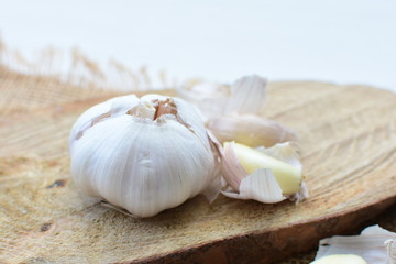 Allium sativum: Fresh, whole and sliced garlic